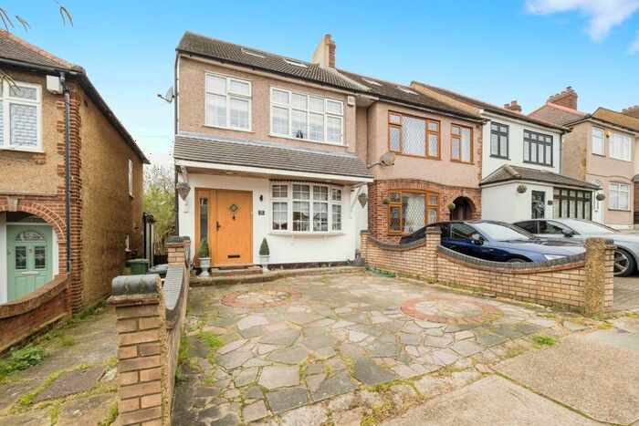 4 Bedroom End Of Terrace House For Sale In Mount Pleasant Road, Romford, RM5