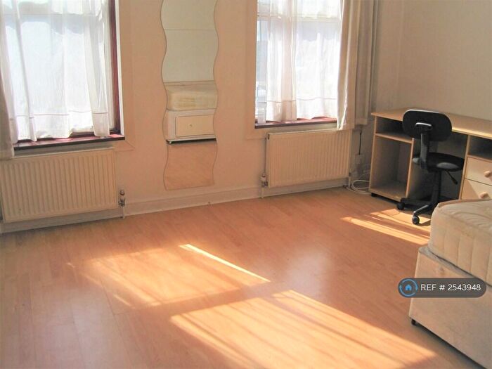 3 Bedroom Flat To Rent In Vicarage Lane, London, E15