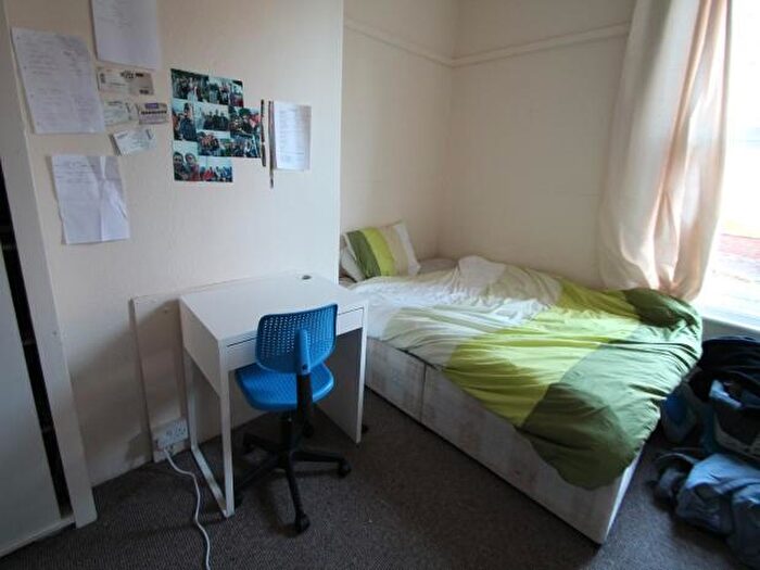 3 Bedroom Flat To Rent In Buckingham Mount, Leeds, LS6