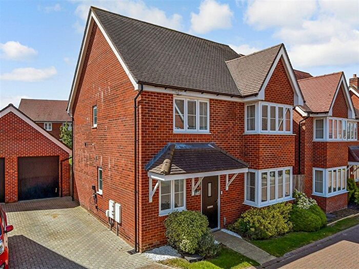 4 Bedroom Detached House For Sale In Windmill Crescent, Headcorn, Kent, TN27
