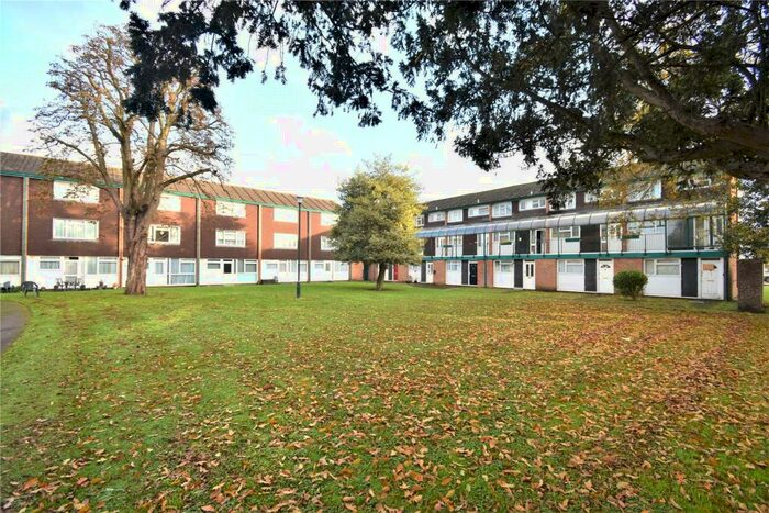 2 Bedroom Maisonette To Rent In Queens Court, Alexandra Road, Farnborough, Hampshire, GU14