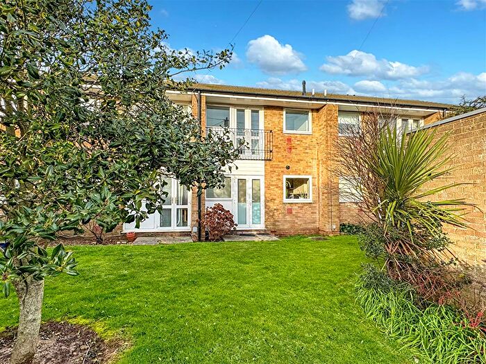 1 Bedroom Flat For Sale In York Gardens, Littlehampton, BN17