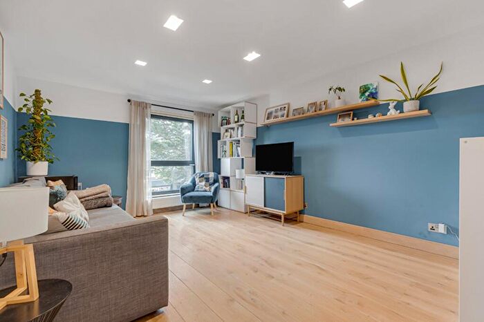 3 Bedroom House For Sale In Cardinals Way, London, N19