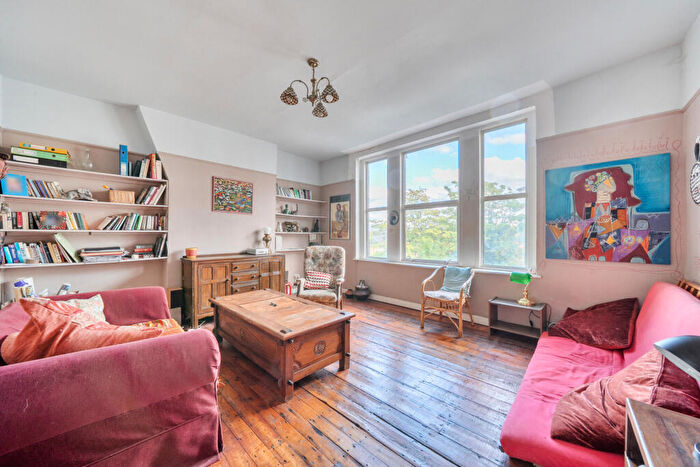 3 Bedroom Apartment For Sale In Knights Hill, London, SE27