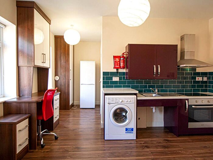 Apartment To Rent In Apt, Clarendon House #, LS2