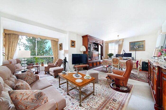 2 Bedroom Flat For Sale In Valiant House, Vicarage Crescent, SW11