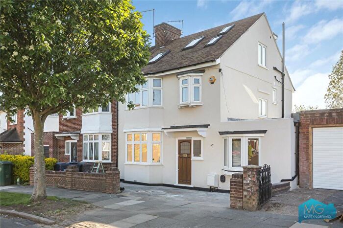 5 Bedroom Semi-Detached House For Sale In Queens Avenue, London, N20