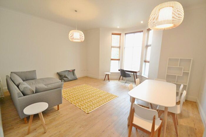 2 Bedroom Flat To Rent In Linfield Hall, Headingley, Leeds, LS6