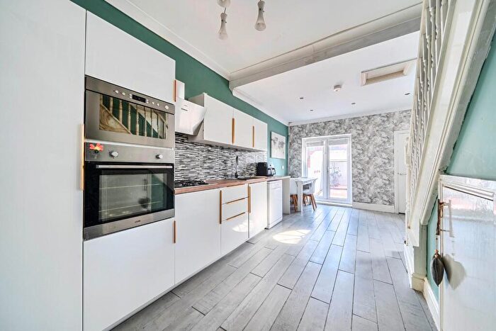 3 Bedroom End Of Terrace House For Sale In Wetherby Road, Tadcaster, LS24