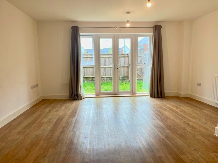 3 Bedroom Property To Rent In Rookfield Road, Faygate, Horsham, RH12