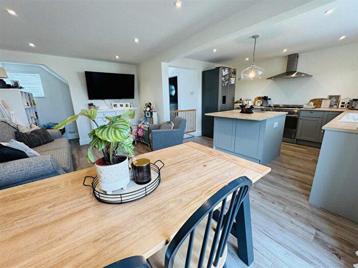 3 Bedroom Semi-Detached House For Sale In Elmcroft Road, Ipswich, IP1