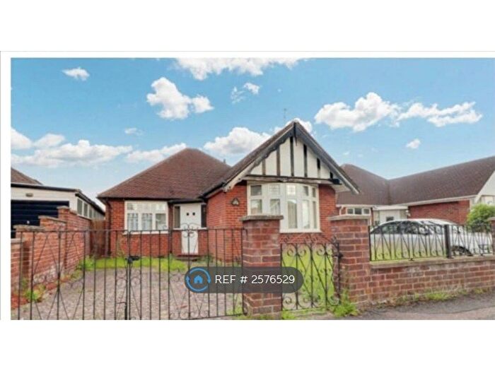 3 Bedroom Bungalow To Rent In Welbury Avenue, Luton, LU3