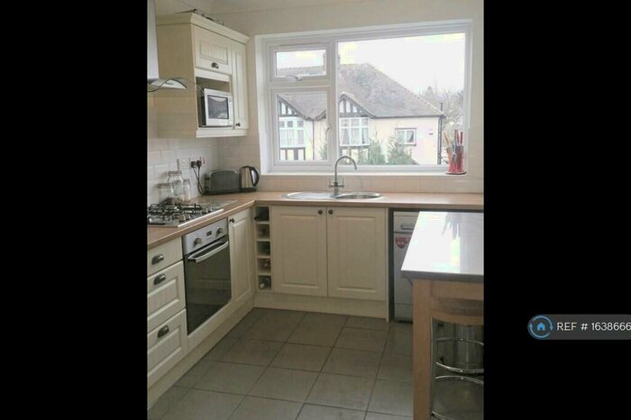 2 Bedroom Flat To Rent In Priory Road, Loughton, IG10