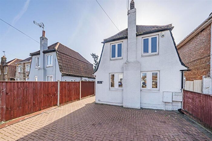 3 Bedroom Detached House For Sale In St. Pauls Avenue, Slough, SL2