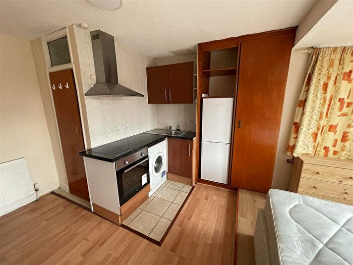 Studio To Rent In Broad Walk, Heston, Hounslow, TW5