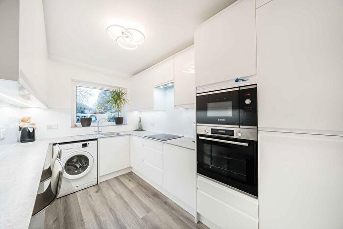 2 Bedroom Flat For Sale In Waldegrave Park, Twickenham, TW1