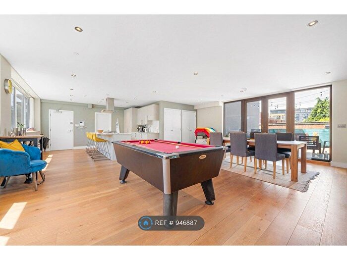 3 Bedroom Flat To Rent In Brixton Hill, London, SW2