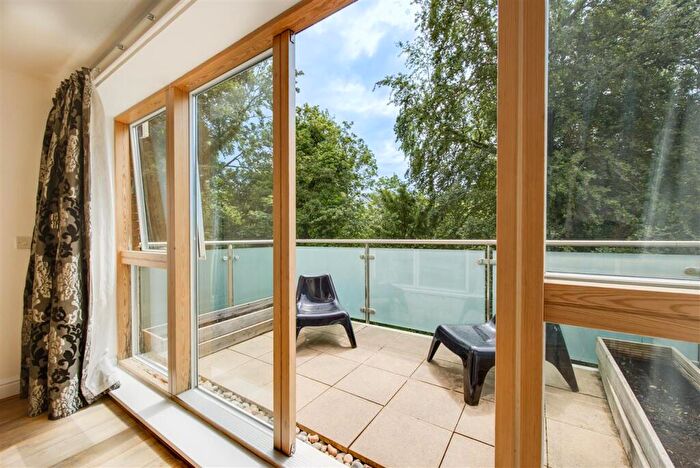 1 Bedroom Apartment For Sale In Vantage Point, Sanderstead Road, South Croydon, CR2