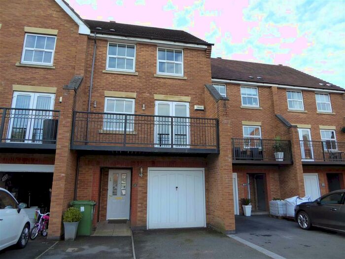 3 Bedroom Town House To Rent In Rambures Close, Warwick, CV34