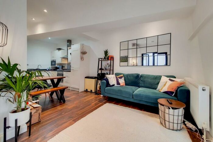 2 Bedroom Flat To Rent In Balham High Road, London, SW12