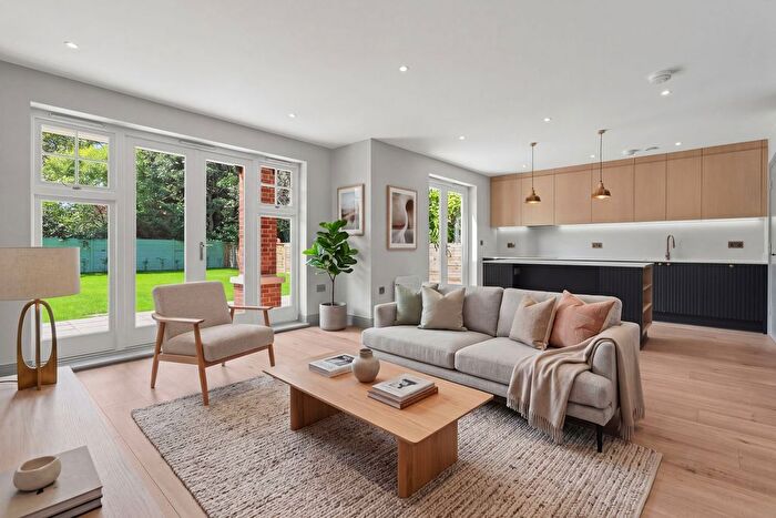 2 Bedroom Flat For Sale In Beauchamp Road, East Molesey, KT8