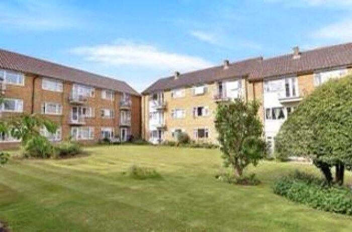 3 Bedroom Flat To Rent In Sumner Court, GU9