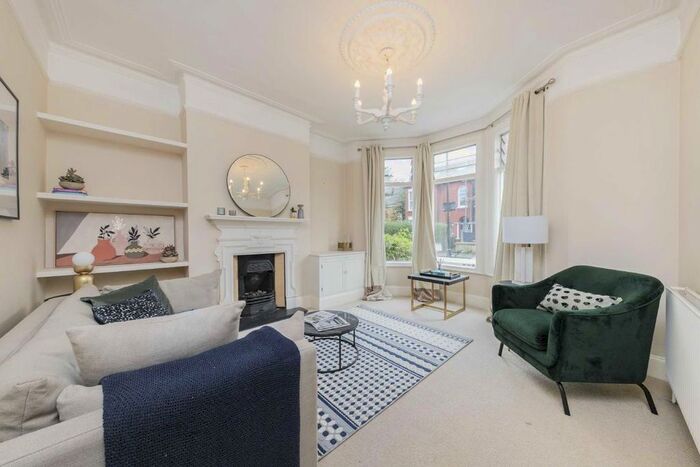 2 Bedroom Flat To Rent In Glenfield Road, London, SW12