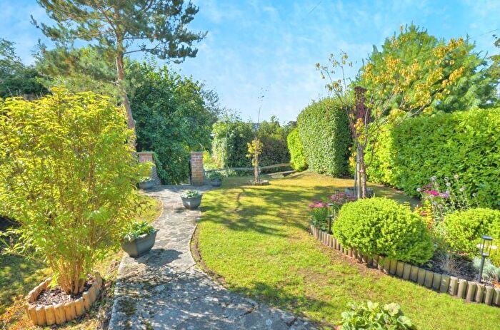 2 Bedroom Bungalow For Sale In June Lane, Midhurst, West Sussex, GU29