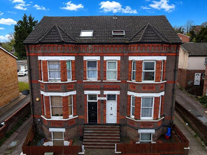 2 Bedroom Apartment For Sale In Stockwood Crescent, Luton, Bedfordshire, LU1