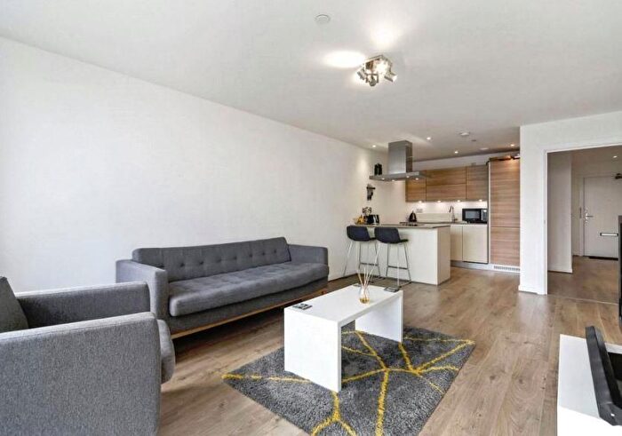 3 Bedroom Flat To Rent In Bromyard Avenue, Acton, London, W3