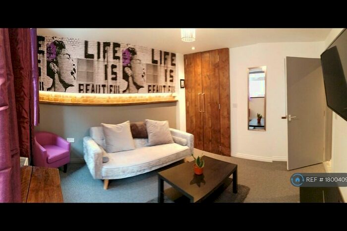 Studio To Rent In St. Johns Road, Westcliff-On-Sea, SS0