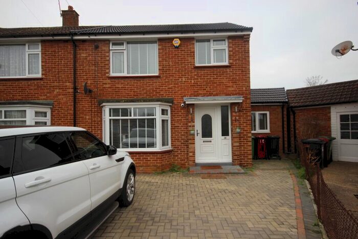 4 Bedroom House To Rent In Dawesmoor Close, Slough, SL2