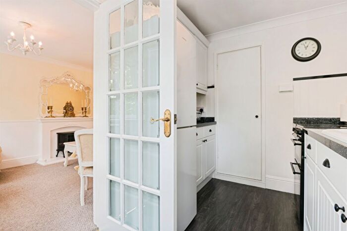 1 Bedroom Flat For Sale In Bassett Avenue, Southampton, SO16