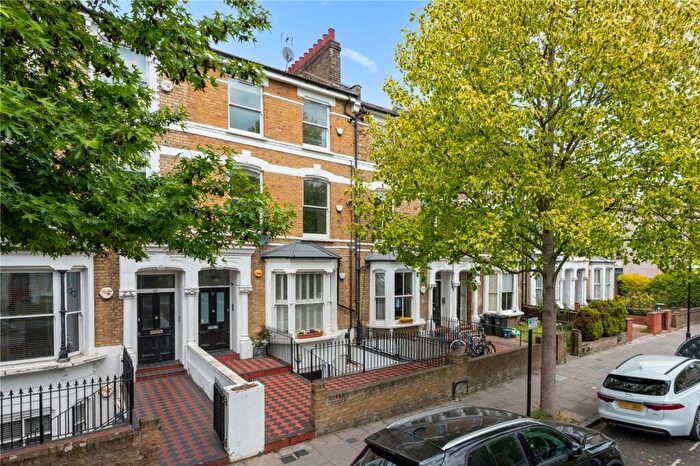 2 Bedroom Apartment For Sale In Evering Road, London, N16