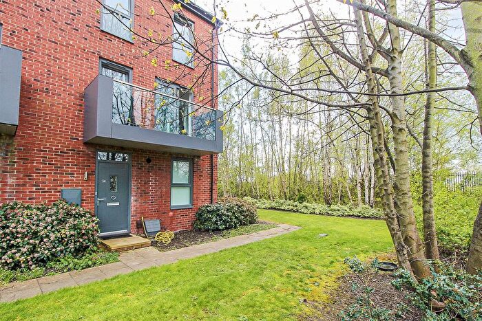 2 Bedroom Town House For Sale In Finchdale Close, Wakefield, WF1