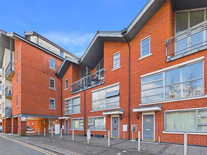 2 Bedroom Flat For Sale In Rotary Way, Colchester, CO3