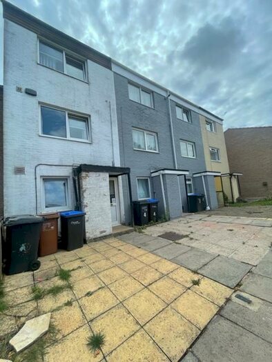 4 Bedroom House To Rent In Celeborn Place, Northampton, NN3