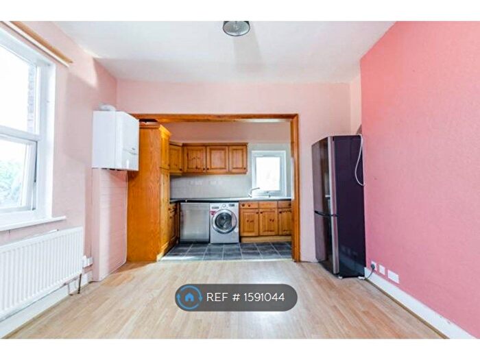 3 Bedroom Maisonette To Rent In Welldon Crescent, Harrow, HA1