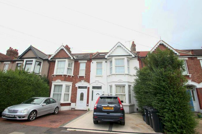 Studio To Rent In Balfour Road Ilford, IG1