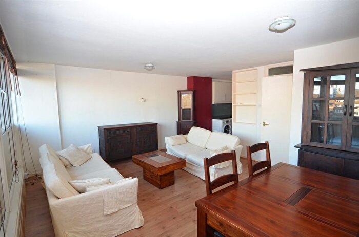 2 Bedroom Maisonette To Rent In Trimmer Walk, Brentford, TW8