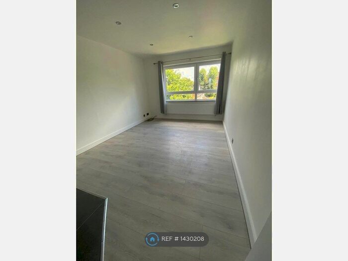 2 Bedroom Flat To Rent In Bartholomew Close, London, SW18