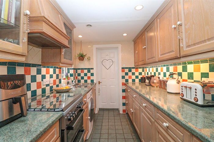 3 Bedroom End Of Terrace House For Sale In Cross Street, Farnborough, GU14