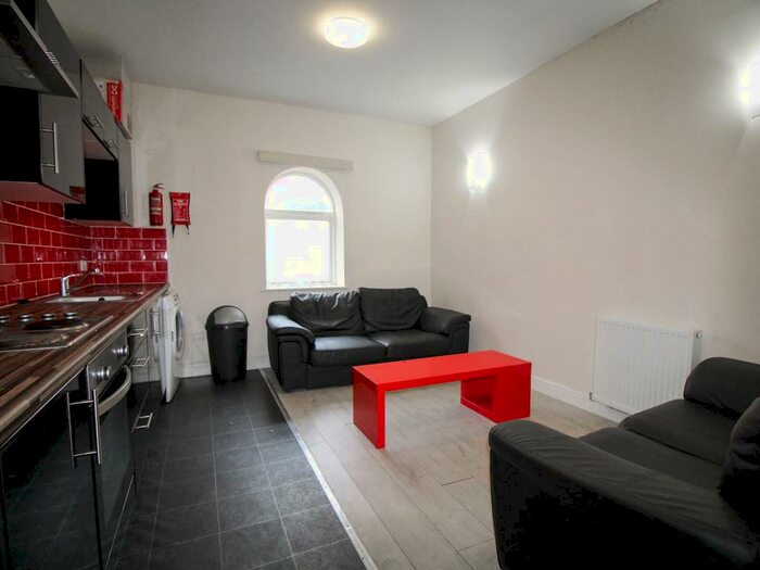 3 Bedroom Apartment To Rent In Clarendon Road, Leeds, West Yorkshire, LS2