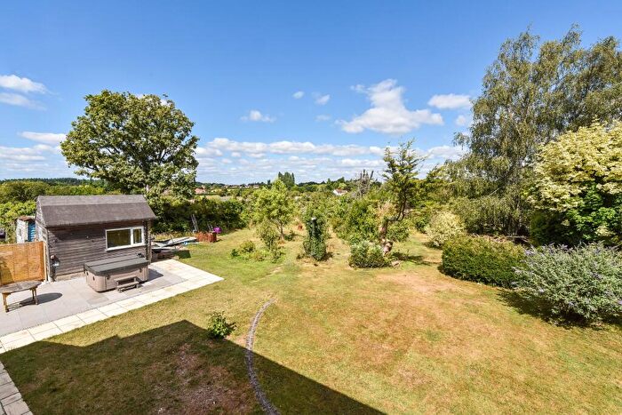 4 Bedroom Semi Detached House For Sale In Shirrell Heath - Approx - / Of An Acre, PO17