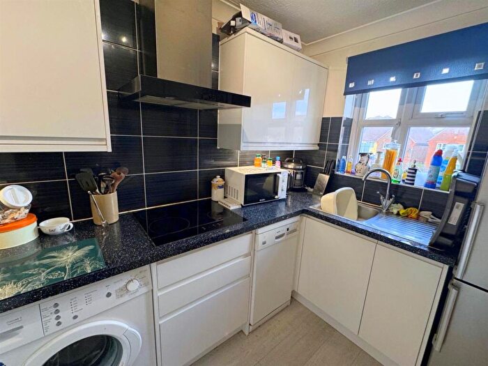 2 Bedroom Flat For Sale In Hudson Close, Eastbourne, BN23