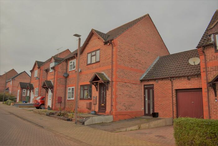 3 Bedroom Semi-Detached House To Rent In Lynmouth Crescent, Furzton MK4