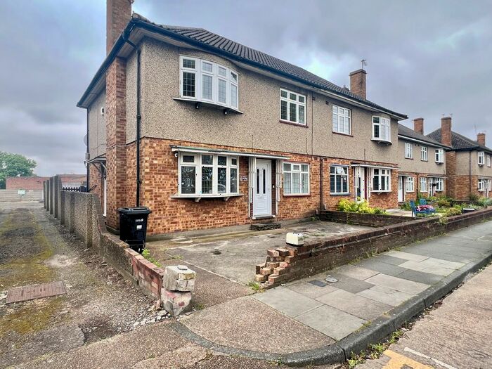 2 Bedroom Flat To Rent In Eastern Avenue, Ilford, IG2