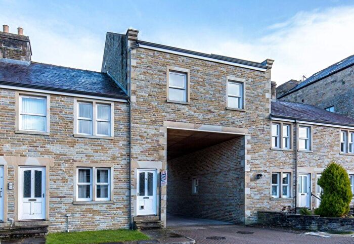 3 Bedroom Maisonette For Sale In Weavers Walk, Silsden, BD20