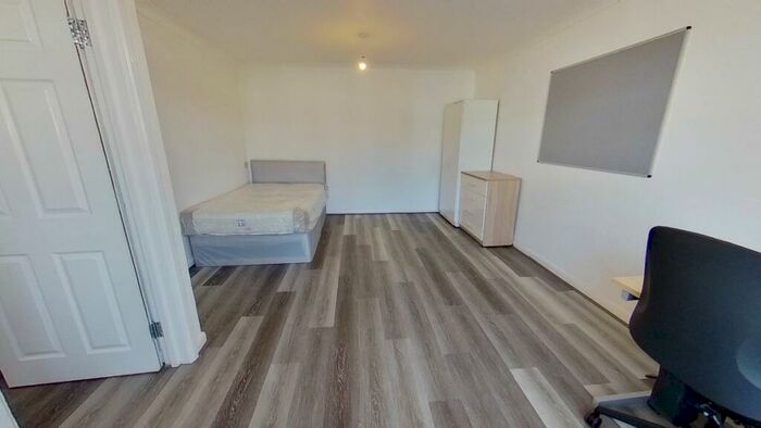 5 Bedroom Semi-Detached House To Rent In The Chase, Guildford., GU2