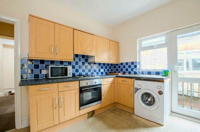 2 Bedroom Flat To Rent In Venetian Road, Camberwell, London, SE5